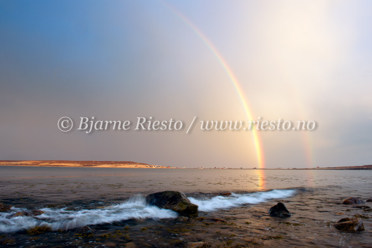 Regnbue i midnattssol