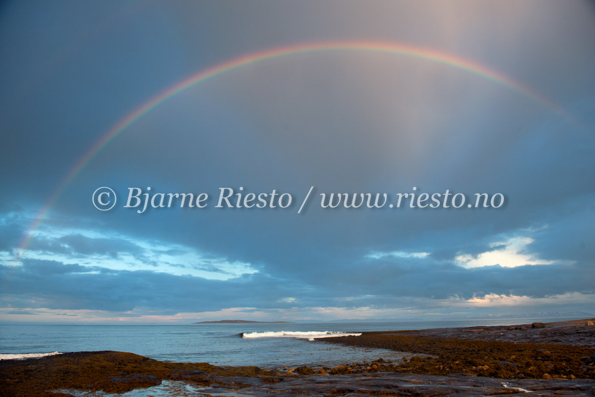 Regnbue i midnattssol