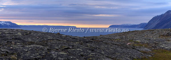 Midnatt ved Tanafjorden. Finnmark / Midnight by the fjord. Northern Norway