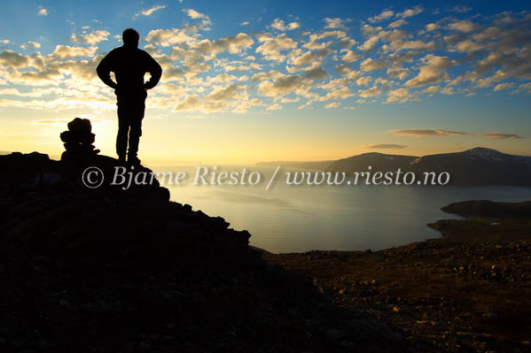 Midnatt ved Tanafjorden. Finnmark / Midnight by the fjord. Northern Norway