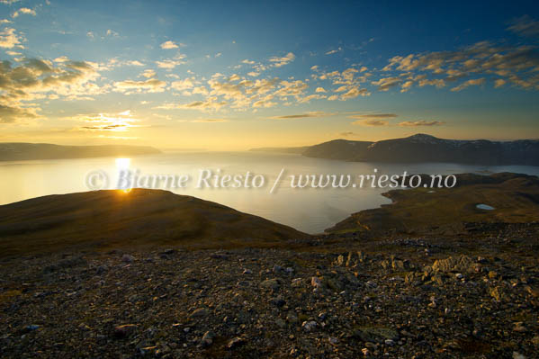 Midnatt ved Tanafjorden. Finnmark / Midnight by the fjord. Northern Norway
