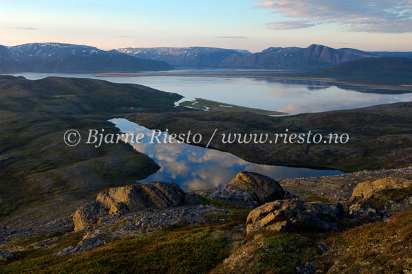 Midnatt ved Tanafjorden. Finnmark / Midnight by the fjord. Northern Norway