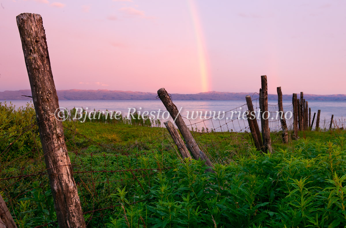 Regnbue ved midnatt.