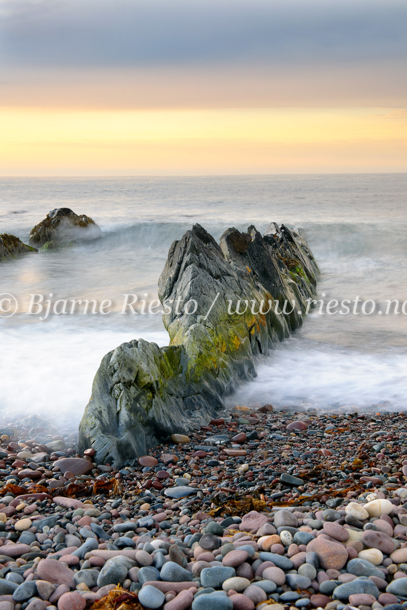 Midattssol på kysten mot Barentshavet