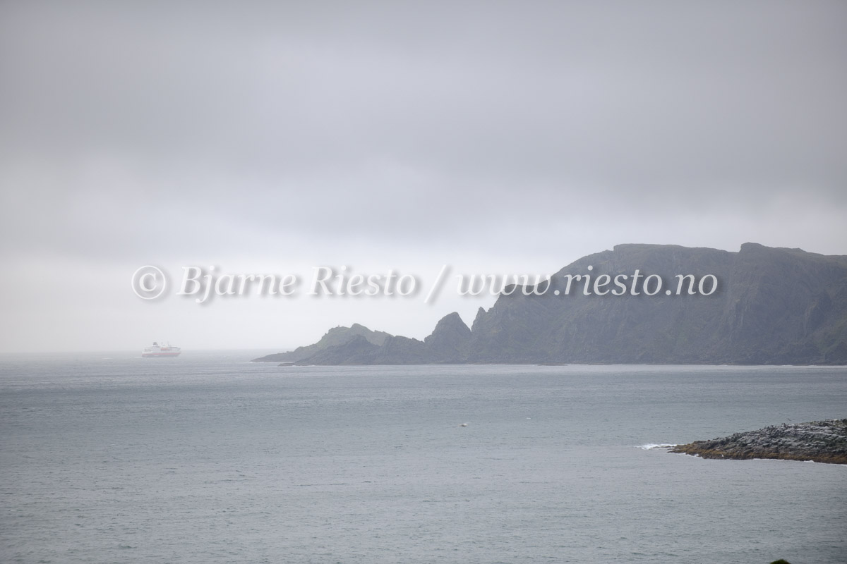 Hurtigruta utenfor Mehamn. Norkynhalvøya, Finnmark