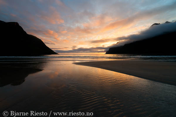 Myrull og midnattssol. Varangehalvøya, Finnmark 