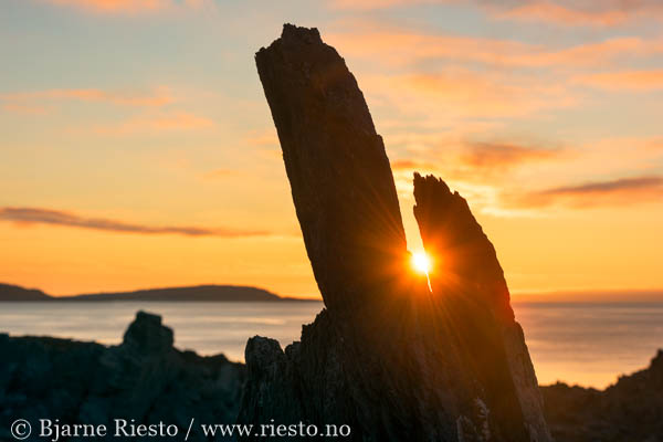 Myrull og midnattssol. Varangehalvøya, Finnmark 