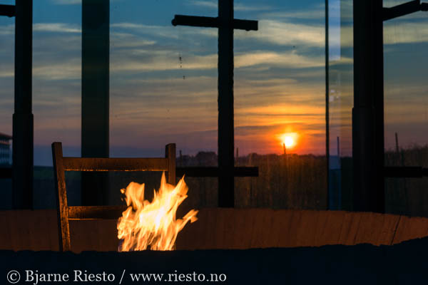 Myrull og midnattssol. Varangehalvøya, Finnmark 