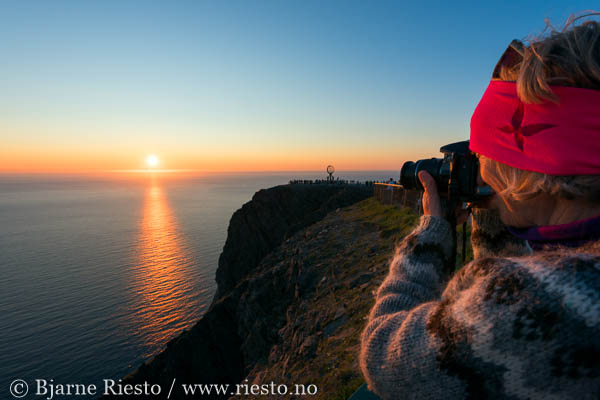 Myrull og midnattssol. Varangehalvøya, Finnmark 