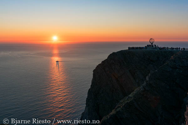 Myrull og midnattssol. Varangehalvøya, Finnmark 