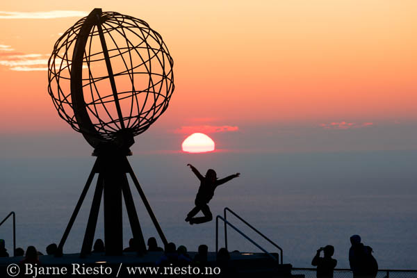 Myrull og midnattssol. Varangehalvøya, Finnmark 